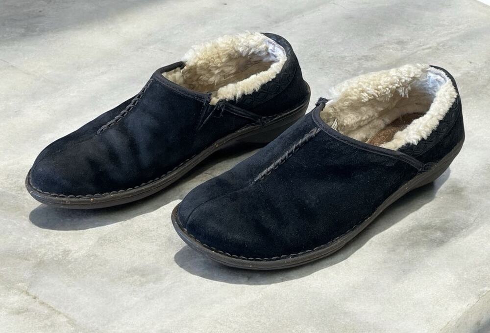 UGG Australia Bettey Black Sheepskin Slip On Shoes Women's Size 9 Comfort Cozy